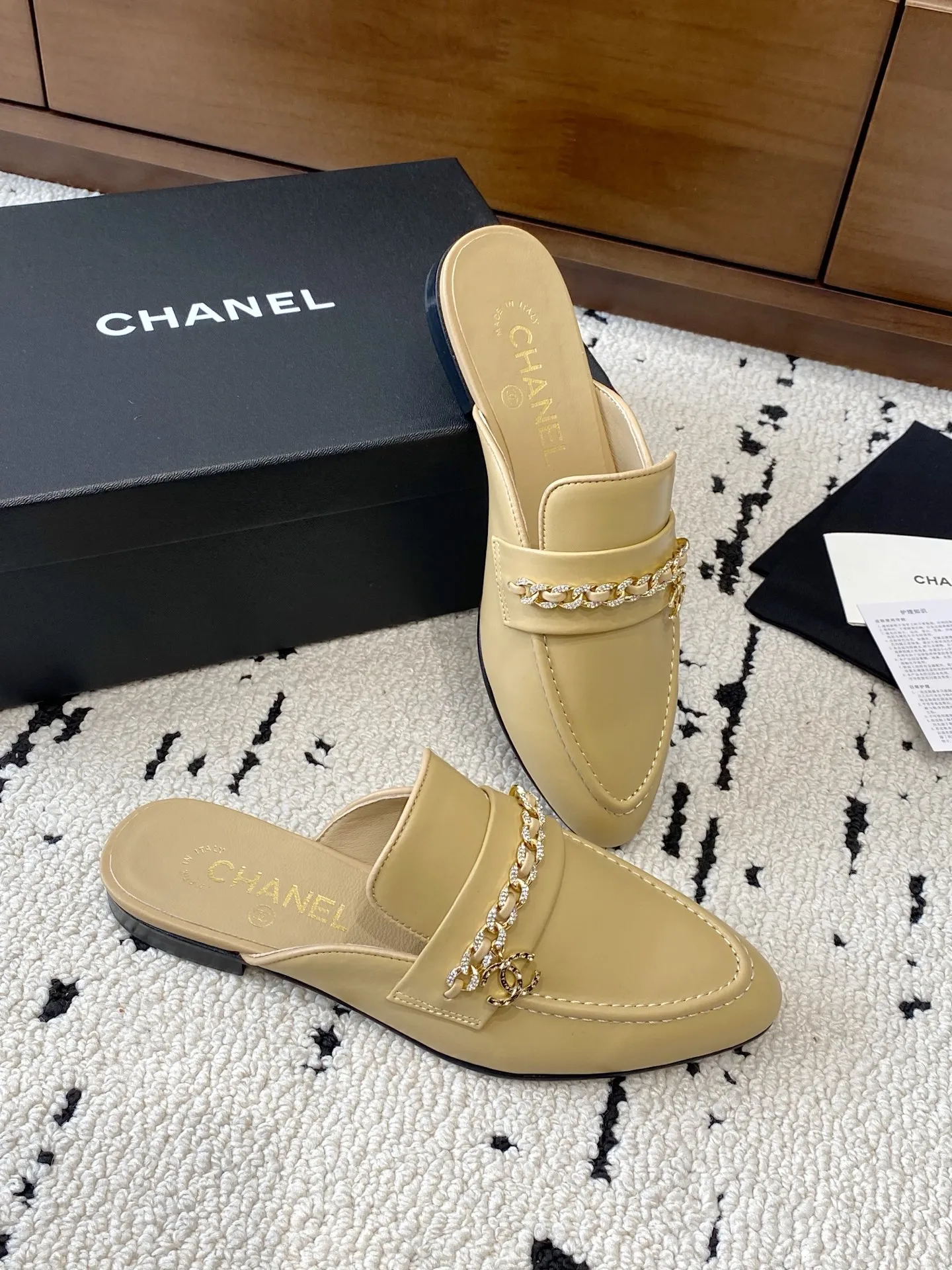 👟👟Ex-factory price 560👟👟 🍀CHANEL｜Chanel Chanel 25C early spring new product, chain buckle low-heeled pointed toe flat slippers, full of retro style, elegant shoe shape, very pleasing to look at. The pointed toe makes the feet become thinner and looks slender. The classic chain double C buckle is paired with a thick heel design. The shoe shape is particularly stylish and stylish. The upper is very elegant. The upper is made of top-grade lambskin and the lining is silk sheepskin. It is super comfortable. Italian imported cowhide outsole. Size: 35-39 (40/41 customized) 👉 👉 👉
